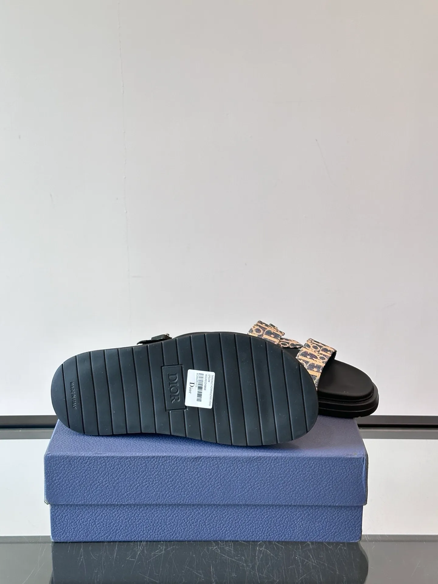 Factory price: 300💰Dior Aqua men's sandals and slippers. Showcasing Dior haute couture design. The Dior gray suede strap is accented with an aluminum Dior buckle for added style. Paired with a comfortable tonal notch sole, they pair easily with shorts or jeans for a sophisticated look. Main body: suede cow leather, technical fabric lining: cow leather, with adjustable straps, aluminum Dior buckle, Dior gray EVA insole, tonal notch rubber outsole splicing structure👌👌 size: 38-44 (45.46 customized)